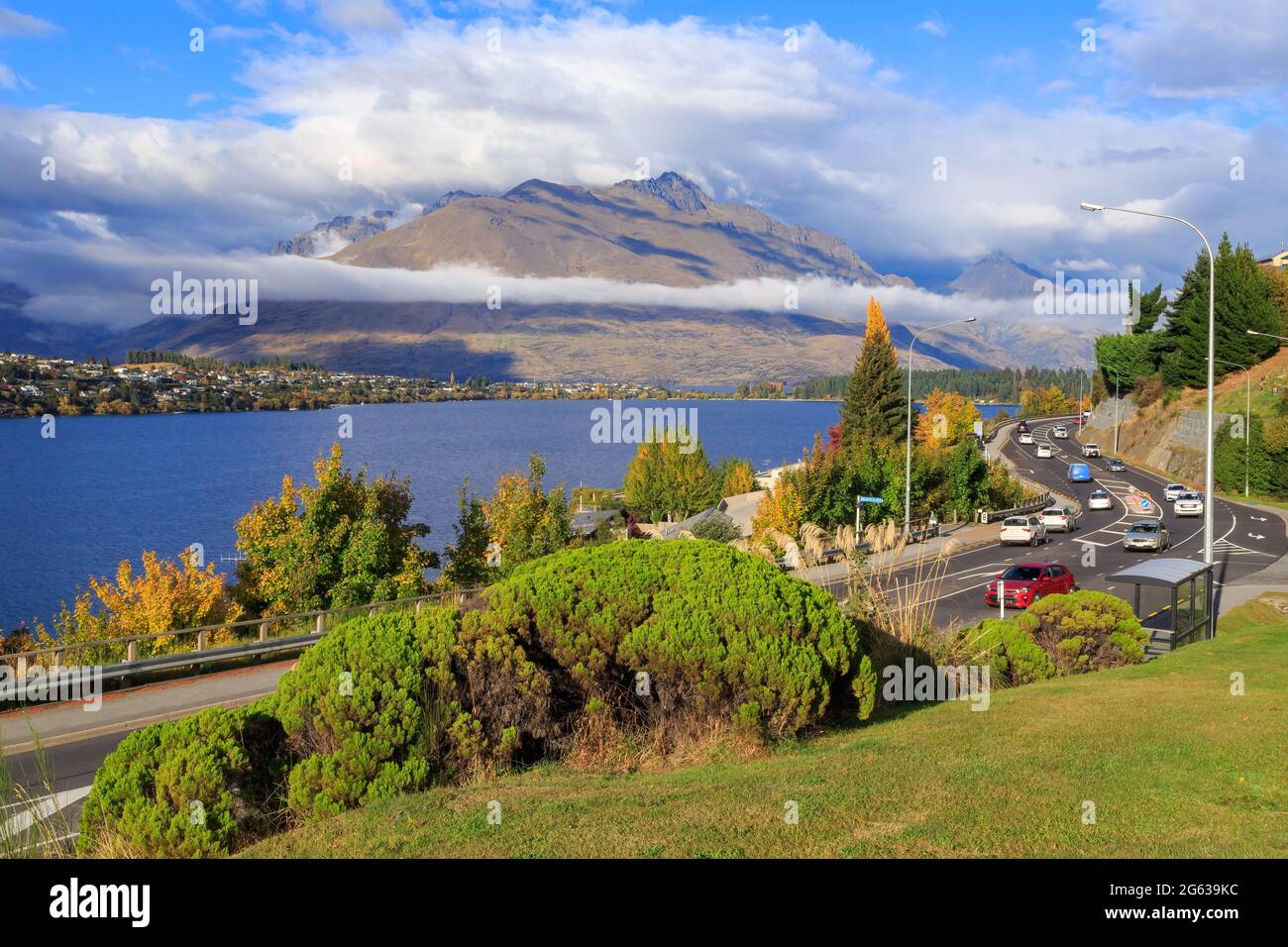 Queenstown, Neuseeland. Die Hauptstraße in die Stadt, vorbei am Lake Wakatipu Stockfoto