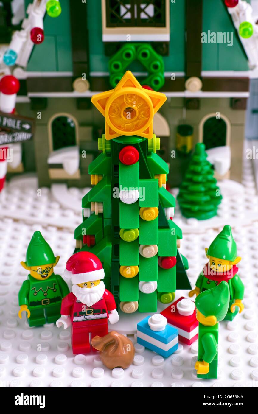 Tambow, Russische Föderation - 08. Januar 2021 Lego Weihnachtsmann und Elfen stehen in der Nähe des Weihnachtsbaums gegenüber dem Elf Club House Stockfoto