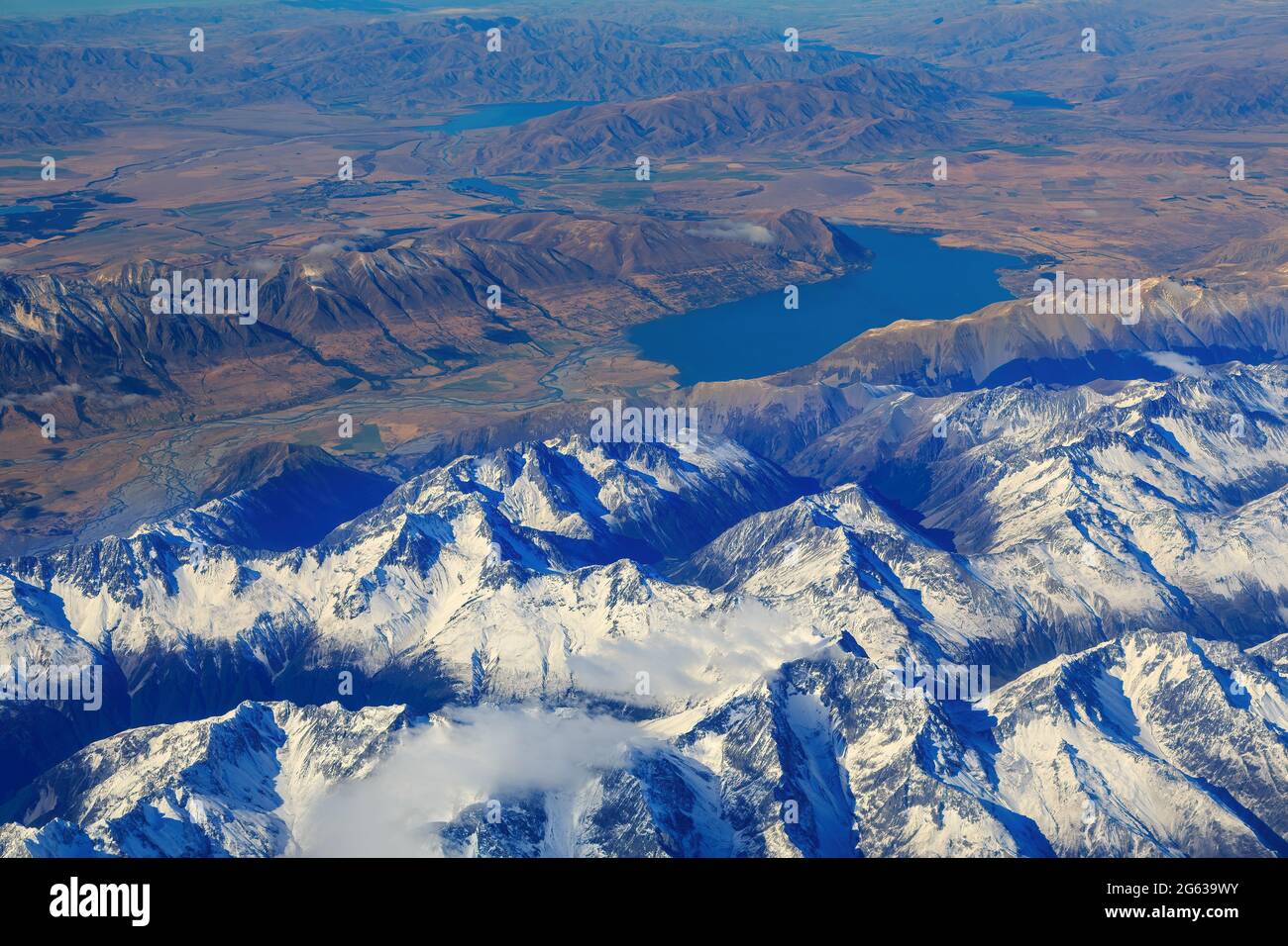 Luftaufnahme der Berge der Südlichen Alpen und des Lake Ohau auf der Südinsel Neuseelands Stockfoto