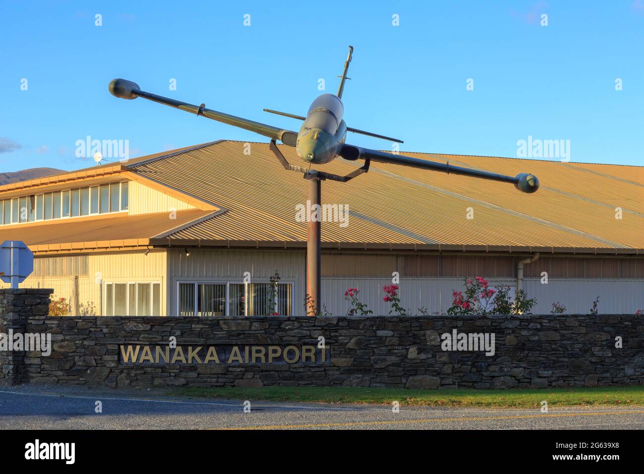 Der Flughafen in Wanaka, Neuseeland. Auf der Außenpole ist ein ehemaliges Flugzeug der neuseeländischen Luftwaffe Aermacchi MB-339 ausgestellt Stockfoto