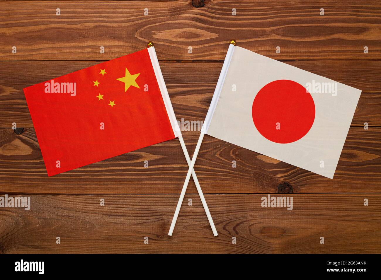 Die Flagge Chinas und die Flagge Japans kreuzten sich. Das Bild veranschaulicht die Beziehung zwischen den Ländern. Fotografie für Nachrichten Stockfoto