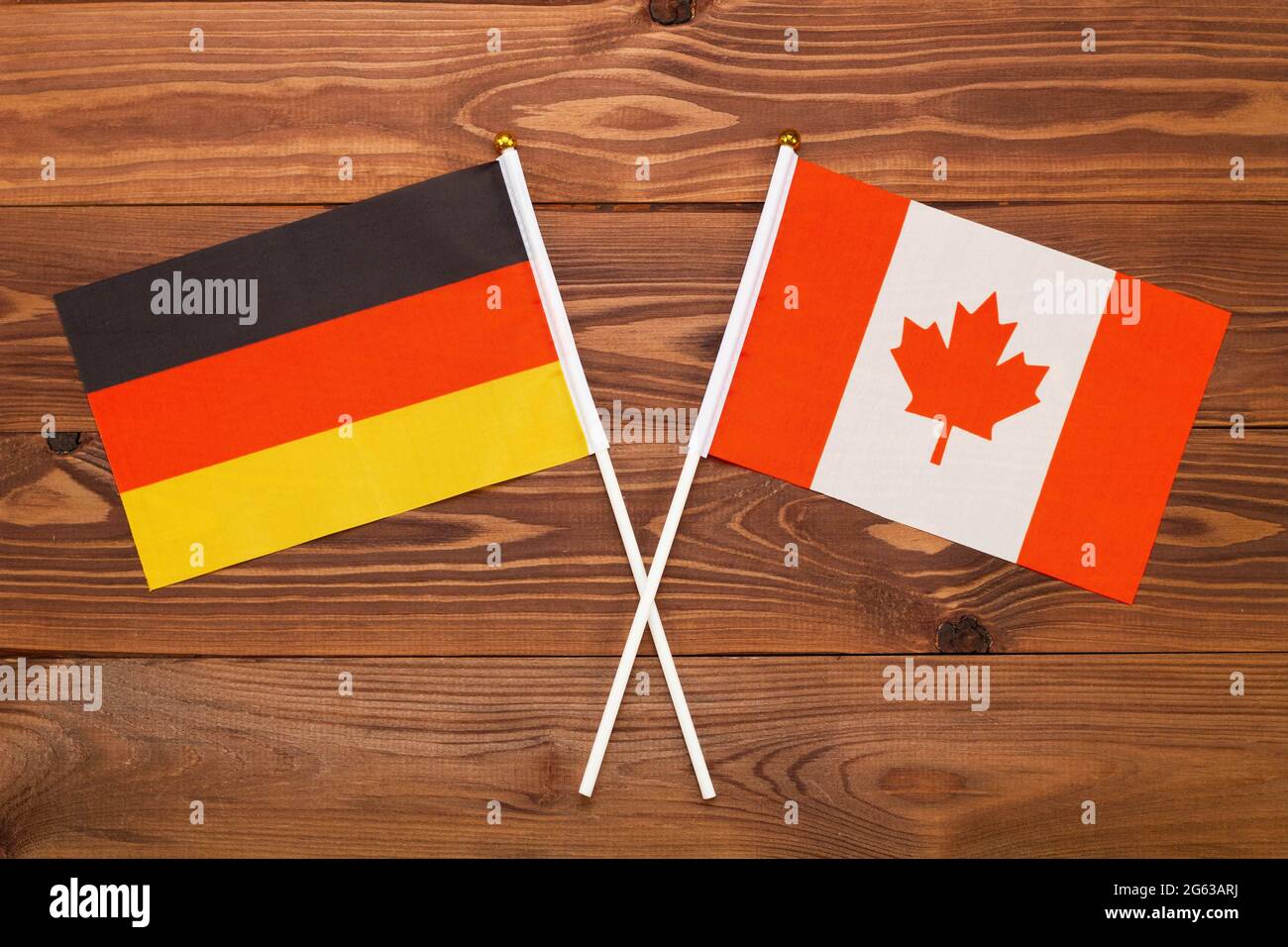 Die Flagge Deutschlands und die Flagge Kanadas kreuzten sich. Das Bild veranschaulicht die Beziehung zwischen den Ländern. Fotografie für Nachrichten Stockfoto