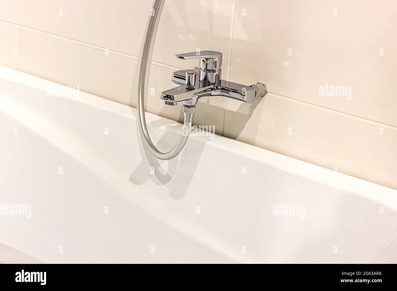 Neue und moderne Stahl Wasserhahn mit der Keramik Waschbecken in Das  Badezimmer Stockfotografie - Alamy
