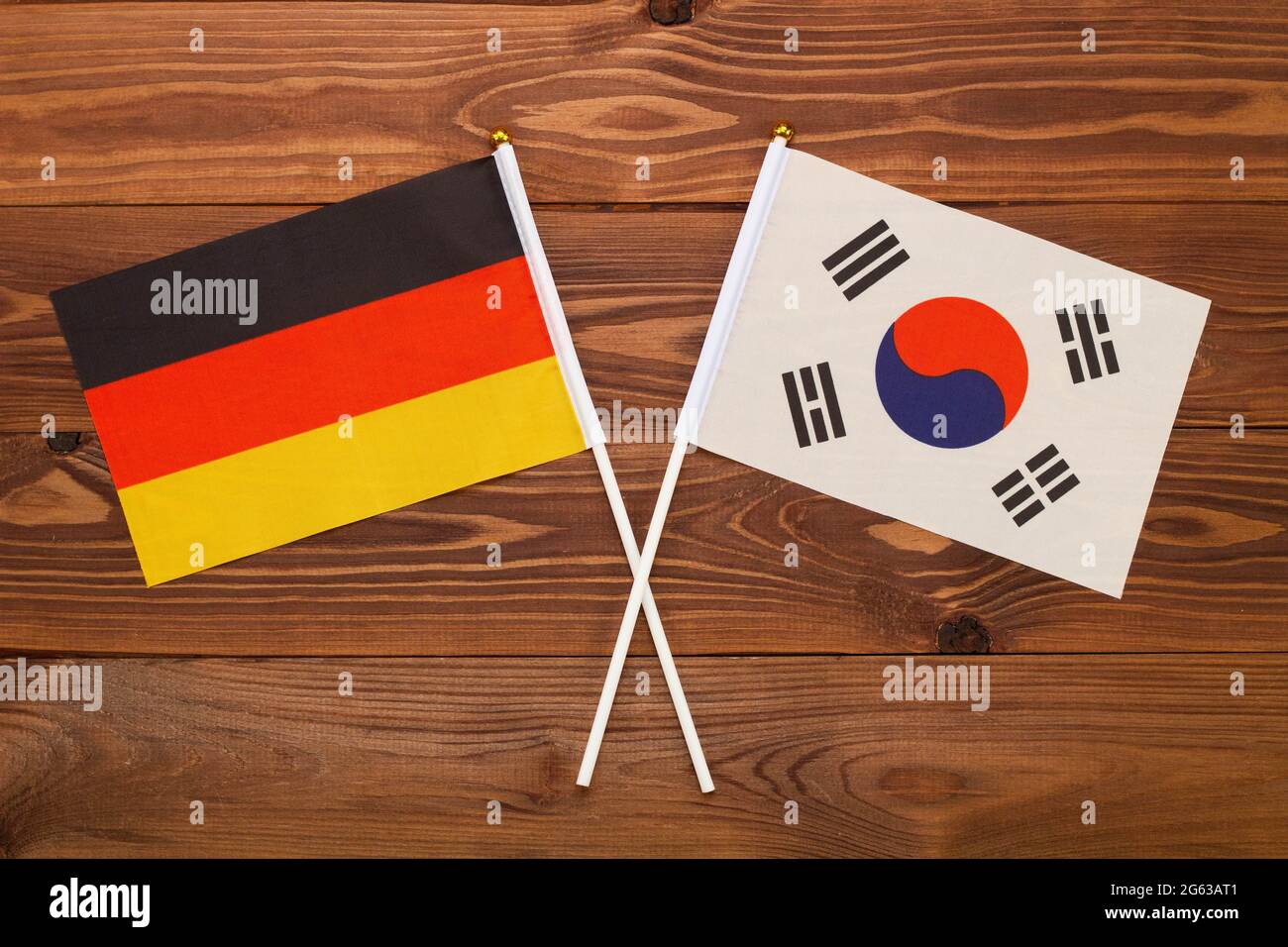 Die Flagge Deutschlands und die Flagge Südkoreas kreuzten sich. Das Bild veranschaulicht die Beziehung zwischen den Ländern. Fotografie für Nachrichten Stockfoto
