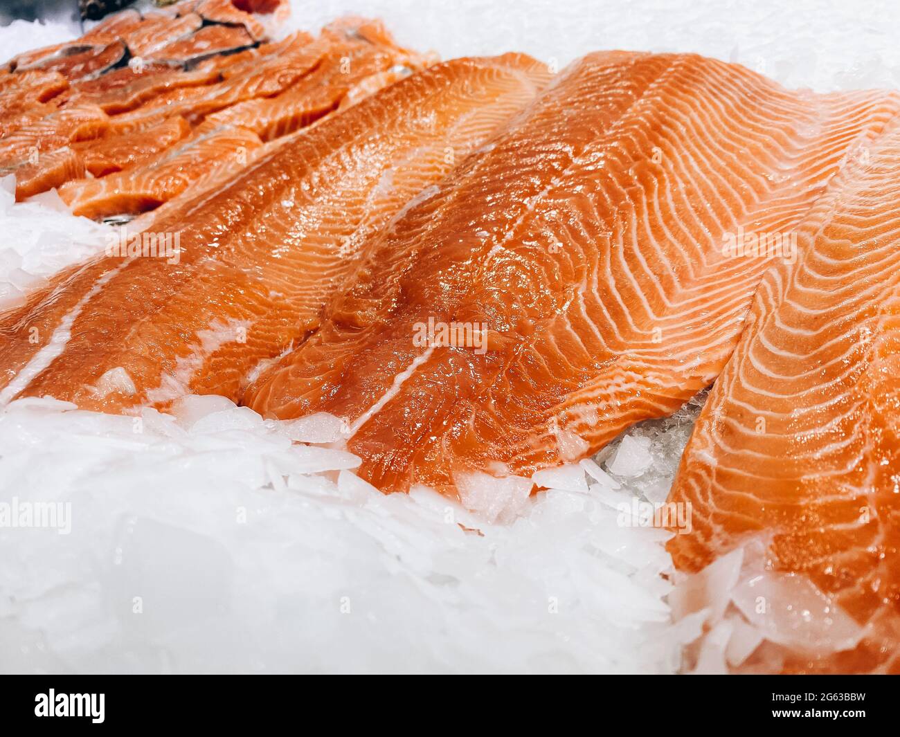 Rote Fischstücke auf der Theke im Laden. Stockfoto