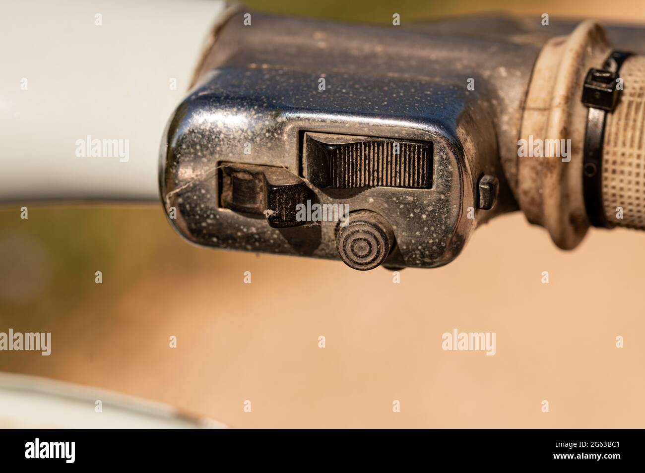 terni ,italien JULI 02 2021 :vespa 50 spezielle Bedienfeld Lichter und Pfeile Stockfoto