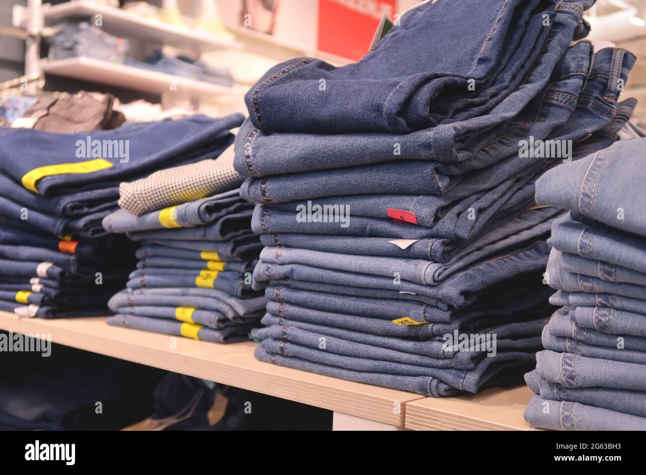 Kleidung zum Verkauf auf dem Markt Stockfoto