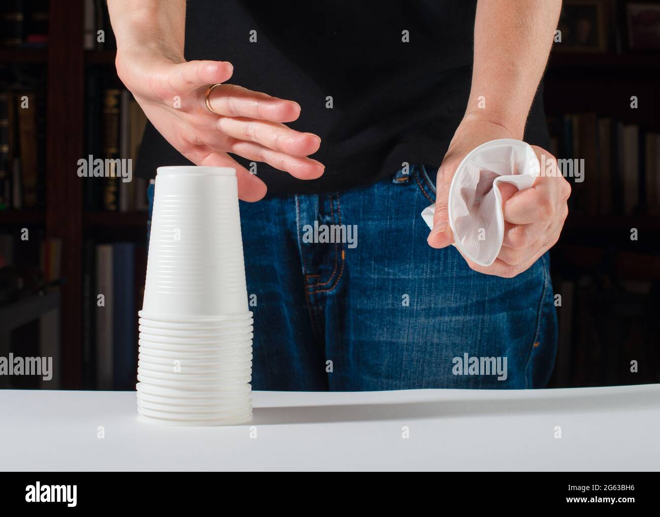 Nein zu Einweg-Kunststoff. Handgestensteuerung weist Einweg-Kunststoffbecher zurück. Kein Einweg-Kunststoff. Stockfoto