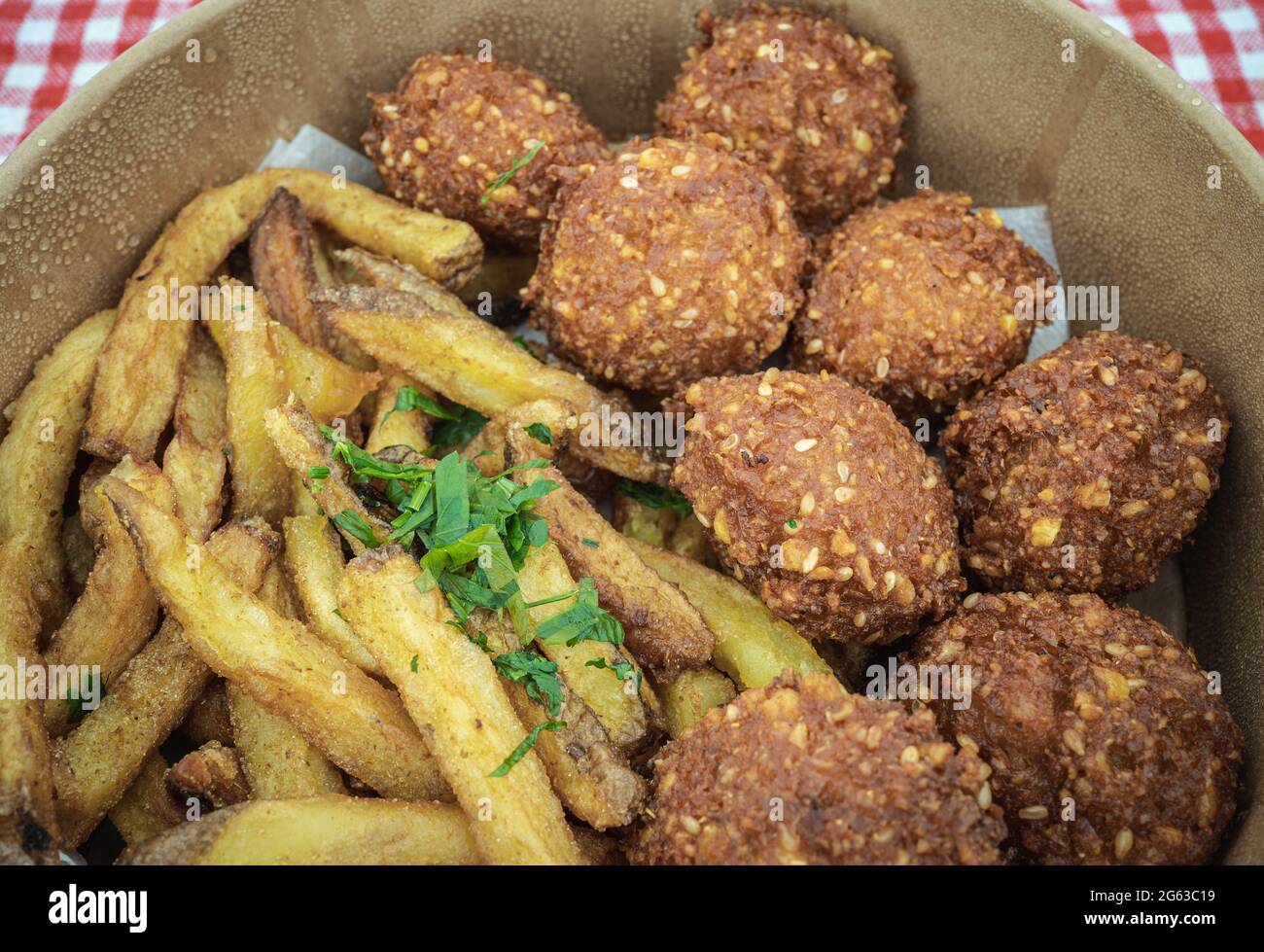 Veganes Mittag- oder Abendessen, gebratenes Gericht mit Falafel und pommes frites Stockfoto