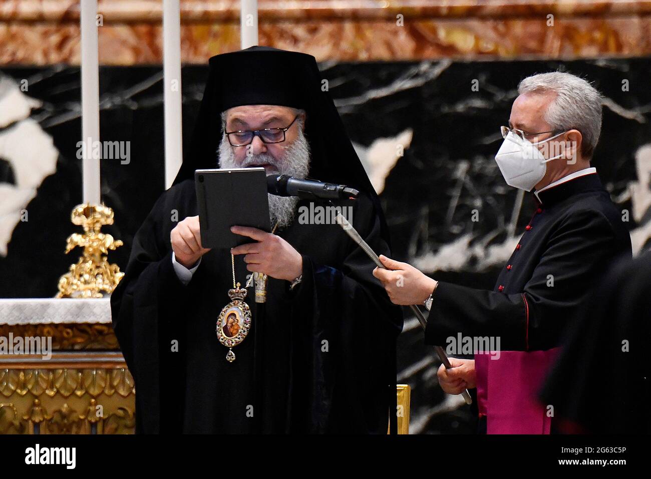 Papst Franziskus, der syrisch-orthodoxe Patriarch Ignatius Aphrem II., Der maronitische Patriarch, Kardinal Bechara Boutros Rai, und der griechisch-orthodoxe Patriarch Youhanna X Yazigi, während des ökumenischen Gebets für den Frieden in der Petersbasilika unter Beteiligung der Leiter der libanesischen christlichen Kirchen am Tag der Reflexion und des Gebets für den Libanon. Vatikanstadt (Vatikan), 1. Juli 2021 Stockfoto