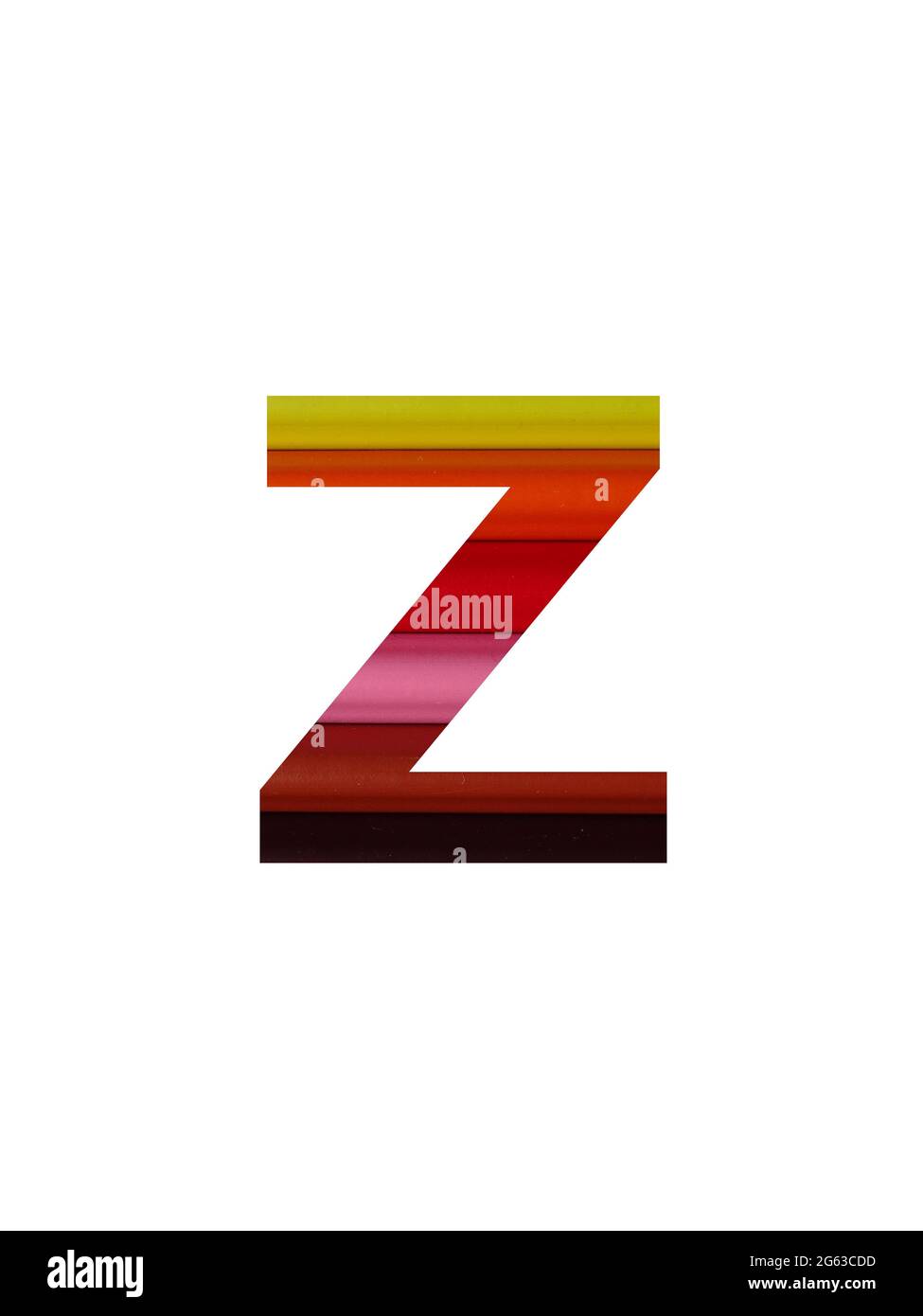 Buchstabe z des Alphabets mit Buntstift, in gelb, orange, rot, pink, Braun Stockfoto