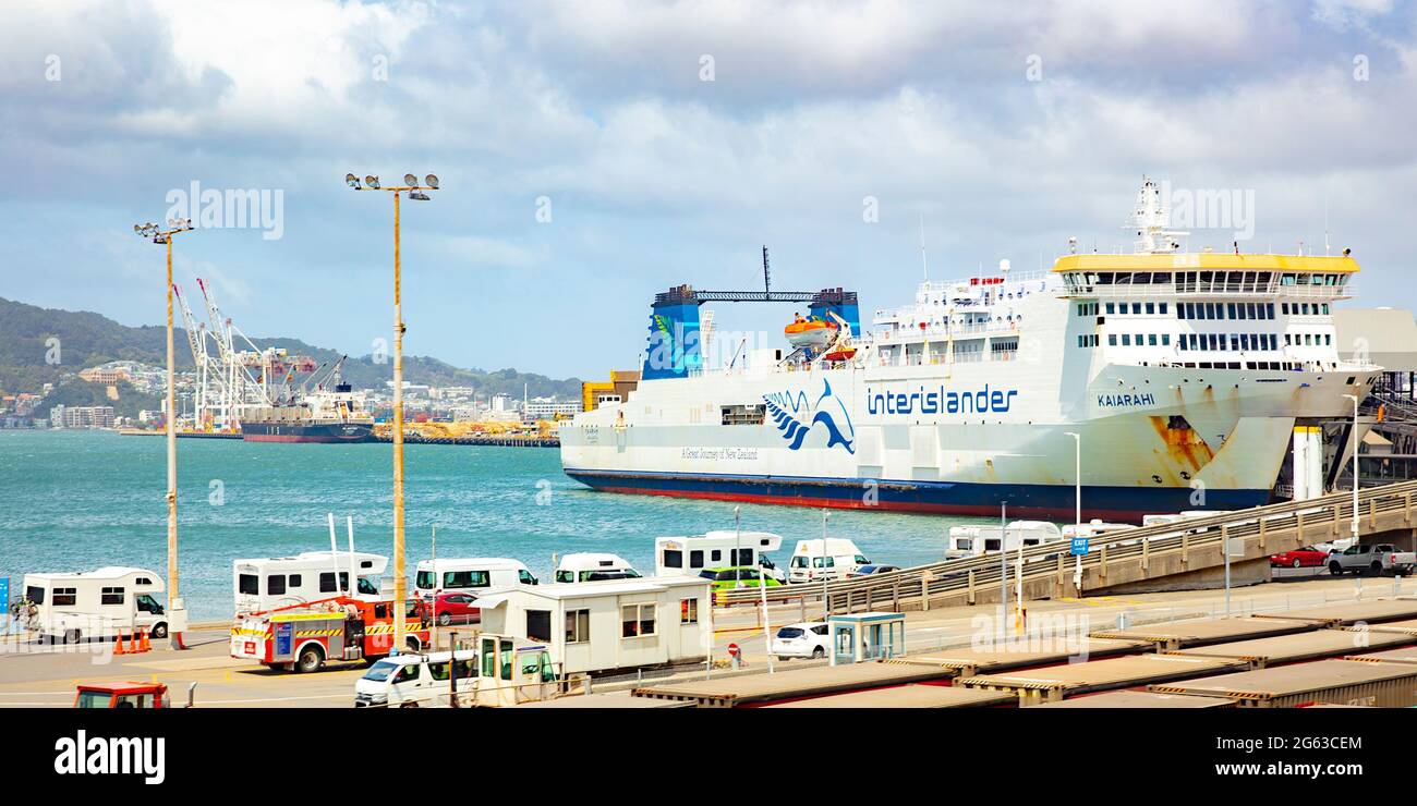 Blick auf den Hafen von Wellington, Neuseeland. Aufgenommen von Wellington Urban Motorway, Neuseeland am 4. Dezember 2019 Stockfoto