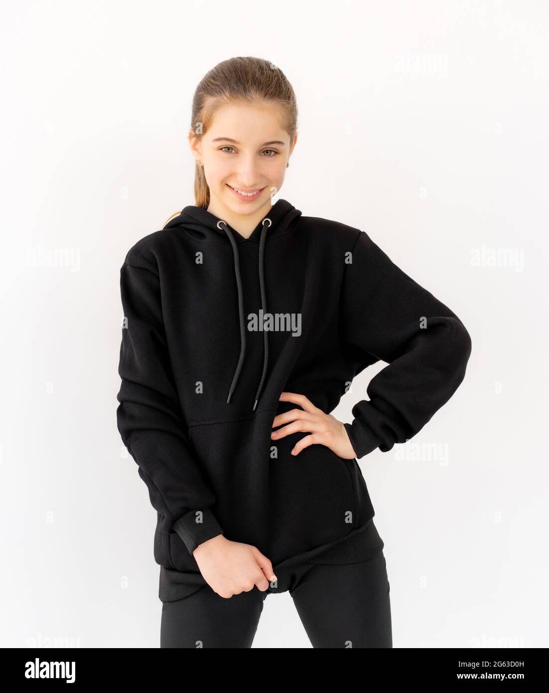 Attraktive Teenager-Mädchen posiert in schwarzen Hoodie isoliert auf weiß  Hintergrund Stockfotografie - Alamy