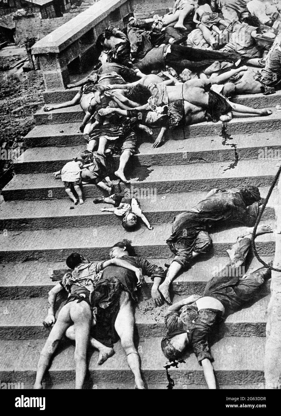 Opfer eines japanischen Luftangriffs, bei dem 4,000 Menschen mit Füßen getreten oder erstickt wurden, um in Notunterkünfte zurückzukehren. Chungking, China, 5. Juni 1941 Stockfoto