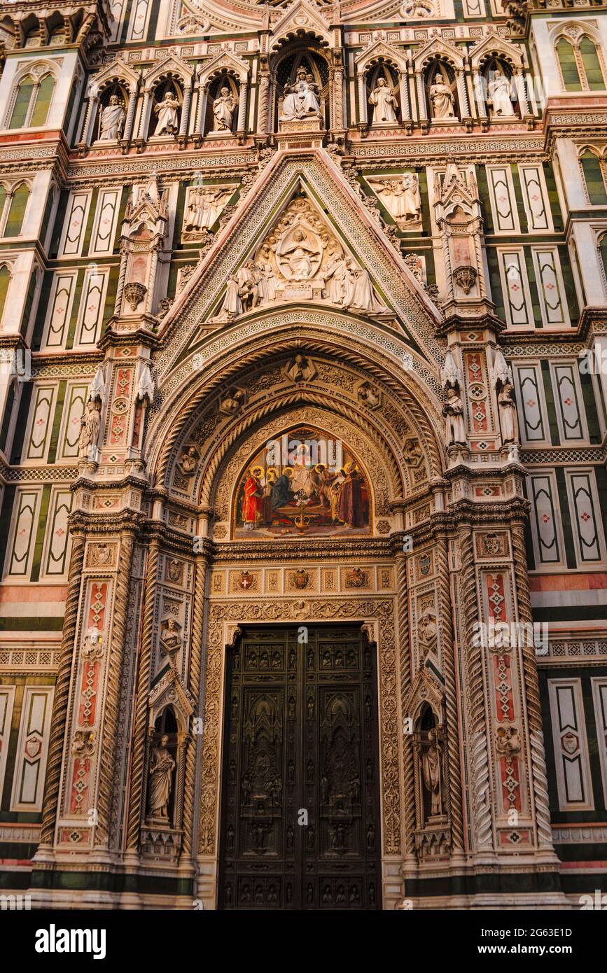 Dekorative Malerei und die Eingangstür der Kuppel bei Sonnenaufgang. Detailansicht der Kathedrale Santa Maria del Fiore, Toskana, Italien Stockfoto