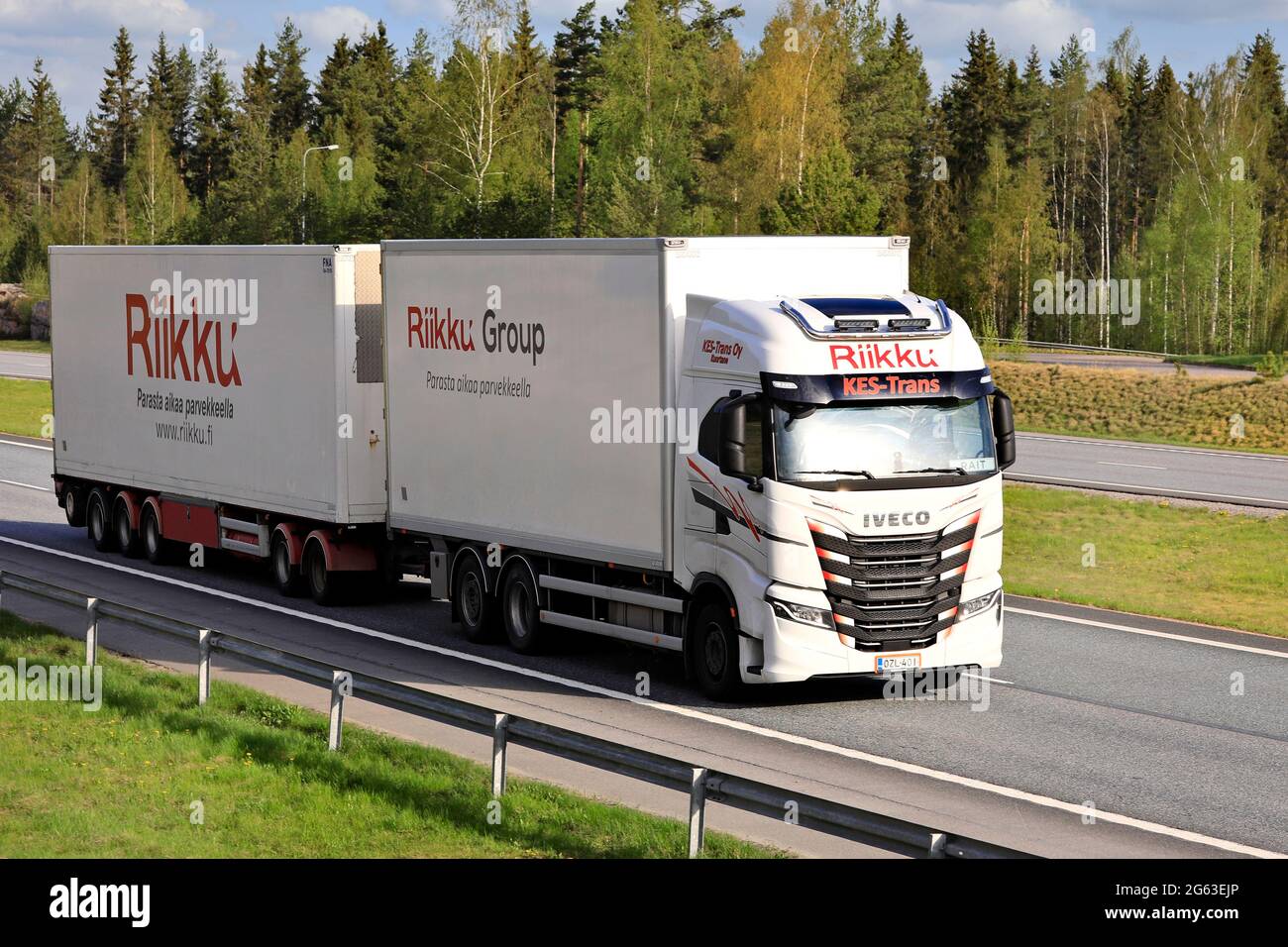 Neuer, weißer Iveco S-Way LKW KES-Trans Oy Zuganhänger an einem sonnigen Frühlingsmorgen auf der Autobahn. Salo, Finnland. 14.Mai 2021. Stockfoto