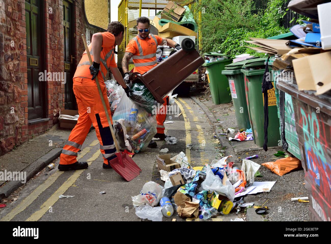 Die Mitarbeiter des Rats säuberten den auf der Straße von den Fliegen gekippten Müll, der von Studenten hinterlassen wurde, die am Ende des Semesters in Großbritannien die Universität verließen Stockfoto