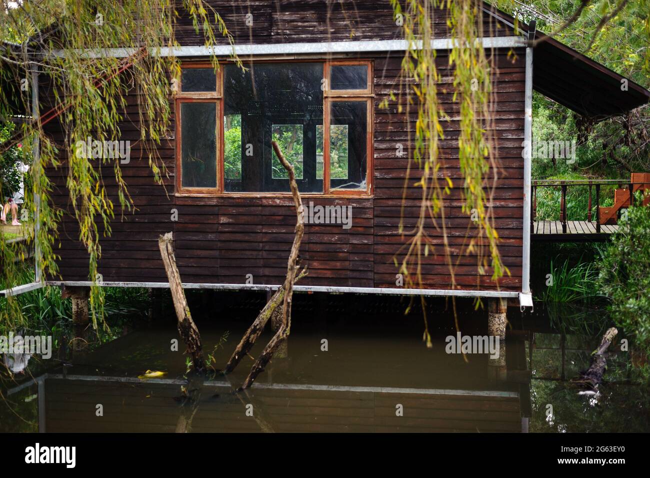 Über einem Teich in Stellenbosch, Südafrika, schwebt ein Gartenschuppen Stockfoto