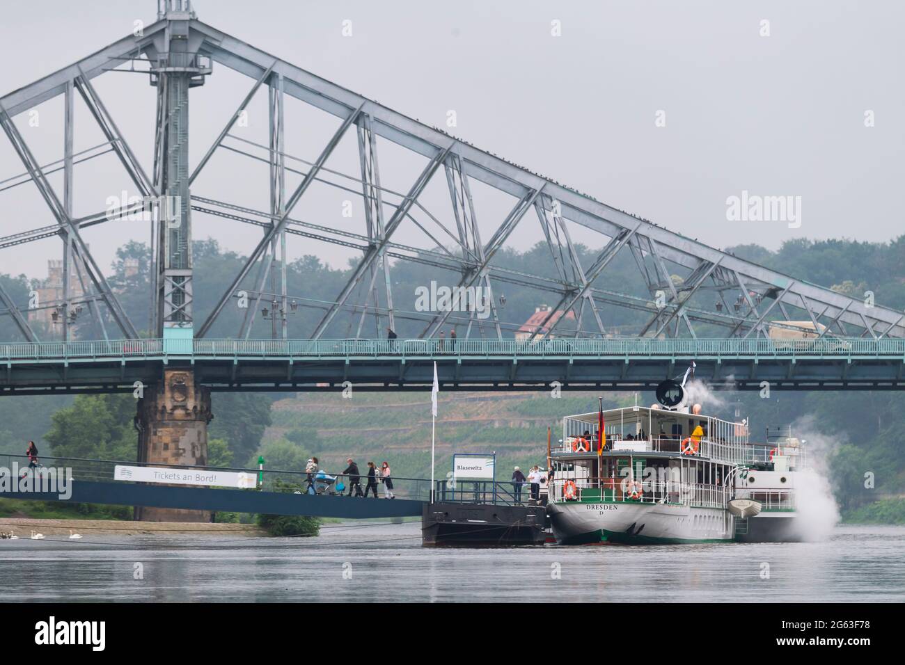 Dresden, Deutschland. Juli 2021. Bei Regen und Grau hält ein Dampfer der Sächsischen Dampfschifffahrt an der Haltestelle Blasewitz, direkt neben Dresdens Wahrzeichen, dem Blauen Wunder. Quelle: Matthias Rietschel/dpa-Zentralbild/dpa/Alamy Live News Stockfoto