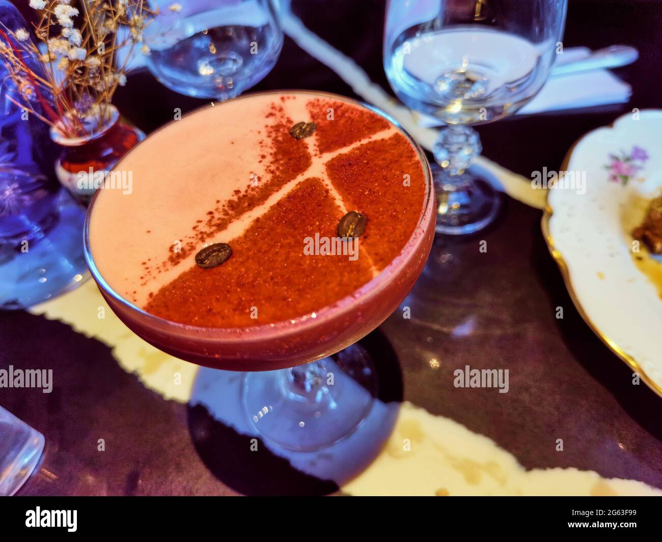 Berry Cold Brew Americano Eiskaffee. Flacher freiheitsgrad Stockfoto