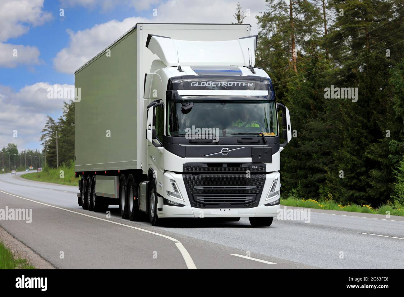 Raasepori, Finnland. 27.Mai 2021. Volvo Trucks präsentiert den Volvo FM 460 Globe als Teil seiner neuen Lkw-Serie, die hier auf der Straße 25 getestet wird. Stockfoto