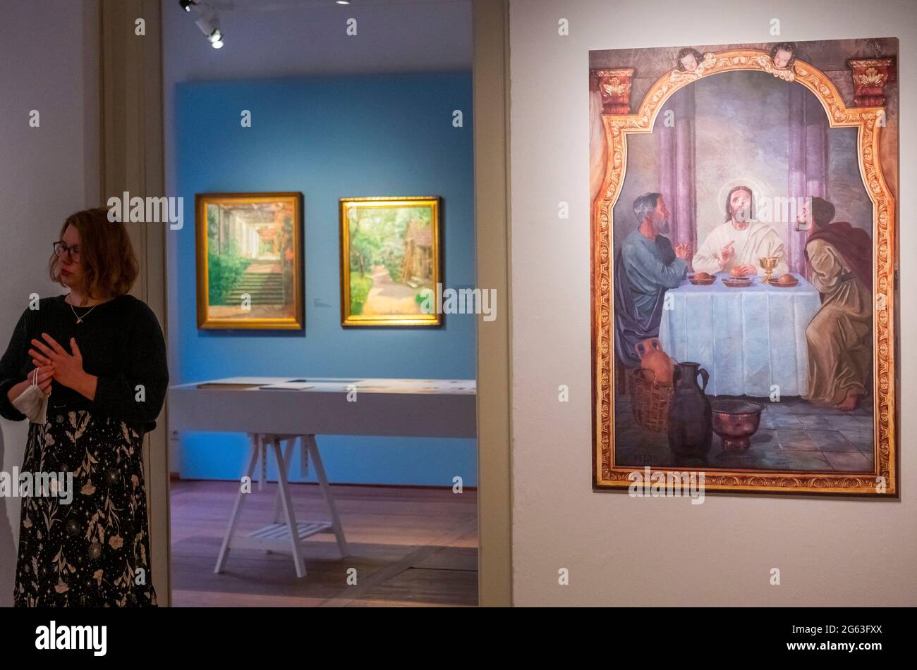Dresden, Deutschland. Juli 2021. Bei einer Presseveranstaltung sehen sich die Besucher Gemälde der Herzogin von Sachsen, Prinzessin Mathilde, an. Hier ist das Gemälde 'Christus in Emmaus - 1931' zu sehen. Unter dem Titel „Ihre Hoheit malt!“ Bis zum 31. Oktober 2021 sind im Schlossmuseum Pillnitz künstlerische Werke der Schwester des letzten sächsischen Königs zu sehen. Quelle: Matthias Rietschel/dpa-Zentralbild/ZB/dpa/Alamy Live News Stockfoto