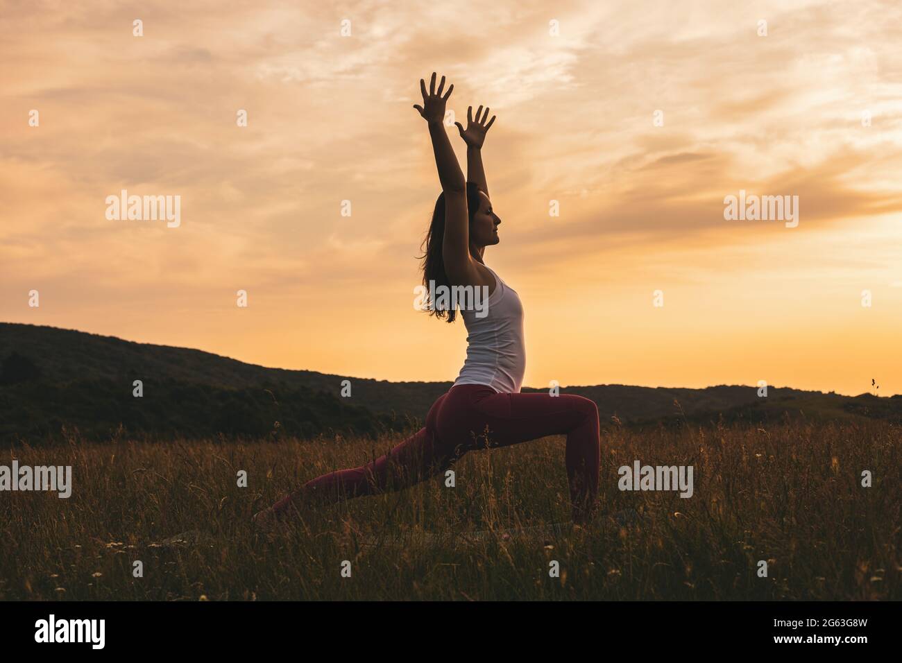 Silhouette Woman In Warrior Yoga Stockfotos Und Bilder Kaufen Alamy