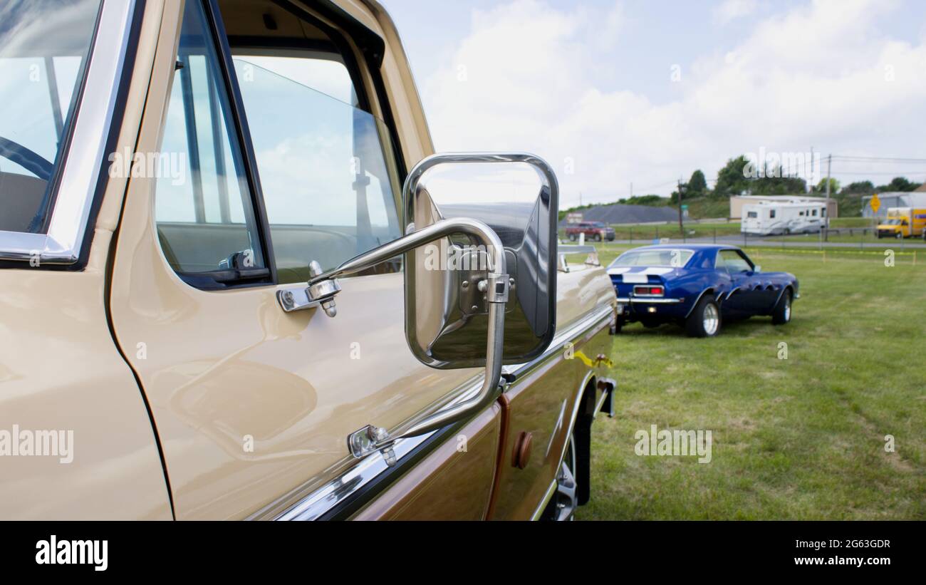 Ein Seitenspiegel auf einem Vintage Pickup Truck Stockfoto