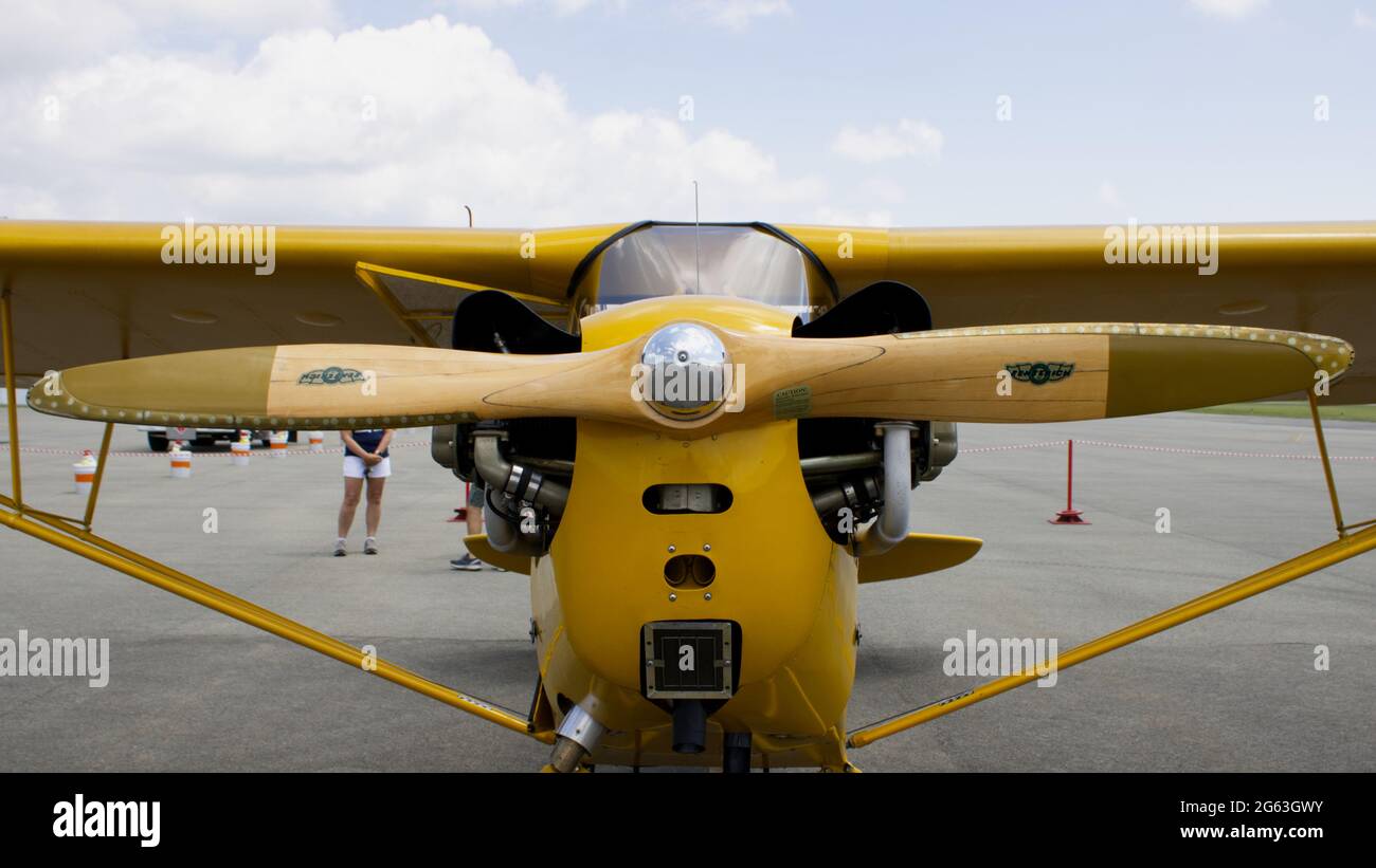 Vorderansicht eines Flugzeugs mit gelber Piper Cub Stockfoto