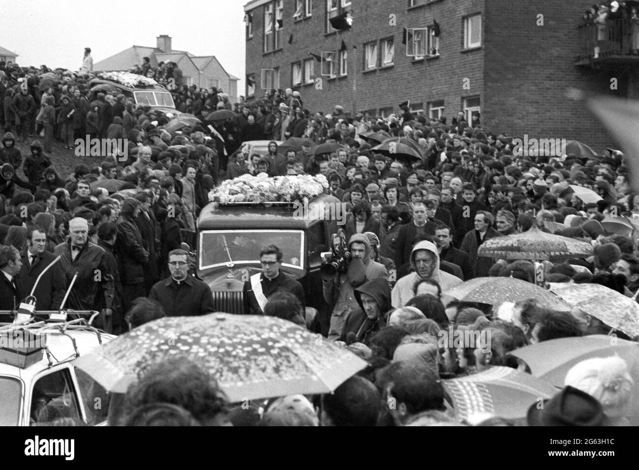 Aktenfoto vom 02/02/72 der Menschenmenge, die sich an beiden Seiten der 250 Meter hohen Straße von der St. Mary's Church, Creggan Hill, zum Friedhof entlang zieht, um die Trauerprozession der 13 zu beobachten, die während des Schießereignisses in Londonderry, Nordirland, das als Blutiger Sonntag bekannt wurde, starben. Die Verfolgung von zwei ehemaligen Soldaten wegen drei Todesfällen während der unruhigen Vergangenheit Nordirlands wurde gestoppt. Ausgabedatum: Freitag, 2. Juli 2021. Stockfoto