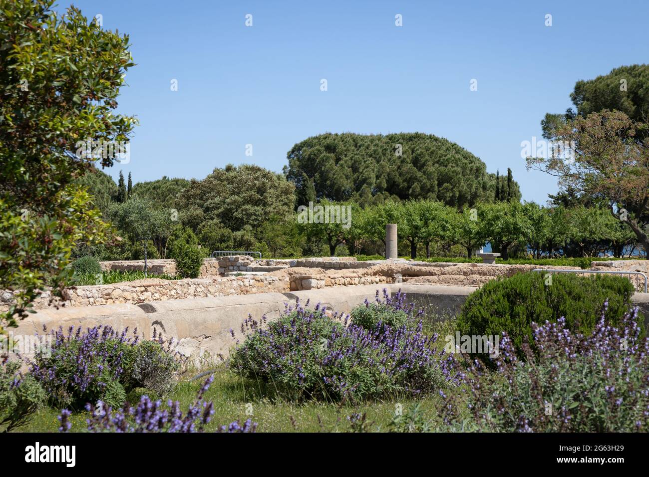 EMPURIES, SPANIEN-8. MAI 2021: Archäologische Überreste der antiken Stadt Empuries. Überreste eines griechischen Festungswämmens. Archäologisches Museum von Katalonien, Spanien. Stockfoto