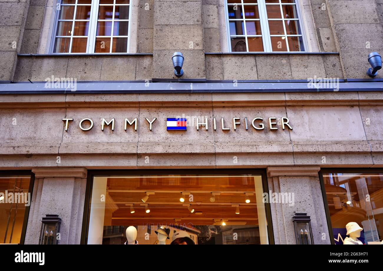 Shop-Logo einer Tommy Hilfiger-Kette in der Schadowstraße in der Düsseldorfer Innenstadt. Stockfoto