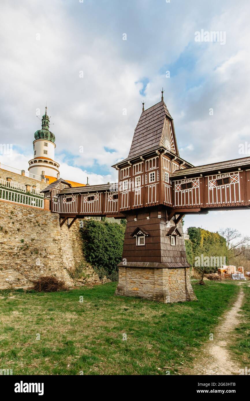 Alte geschnitzte hölzerne Jurkovic Brücke mit charmanten Burgturm in Nove Mesto nad Metuji, Perle von Ostböhmen, Tschechische Republik.Tschechische Renaissance Stockfoto