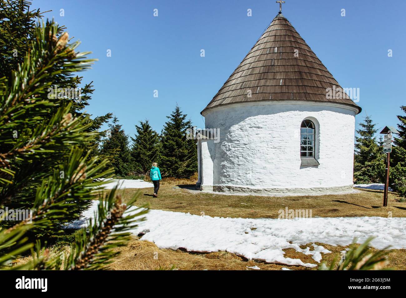 Backpacker in der barocken Kapelle der Heimsuchung der Jungfrau Maria, Kunstat-Kapelle, im Adlergebirge auf einer Höhe von 1035 m, Tschechische Republik. Stockfoto