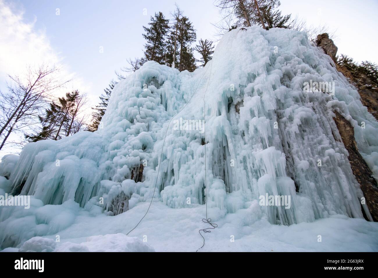 Gefrorener Wasserfall zum Eisklettern in der Natur Stockfoto