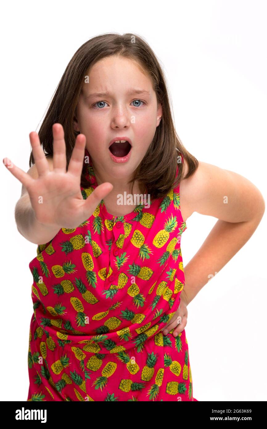 Ein junges Mädchen hält ihre Hand hoch und sagt Stopp! Stockfoto