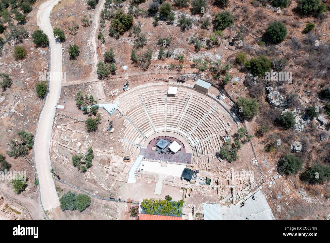 Epidaurus Ancient Little Theatre at Argolida, Greece Aerial, Drohne top down view. Griechische Denkmal Stein Sitze Theater perfekt zu akustischen und ästhetischen Stockfoto