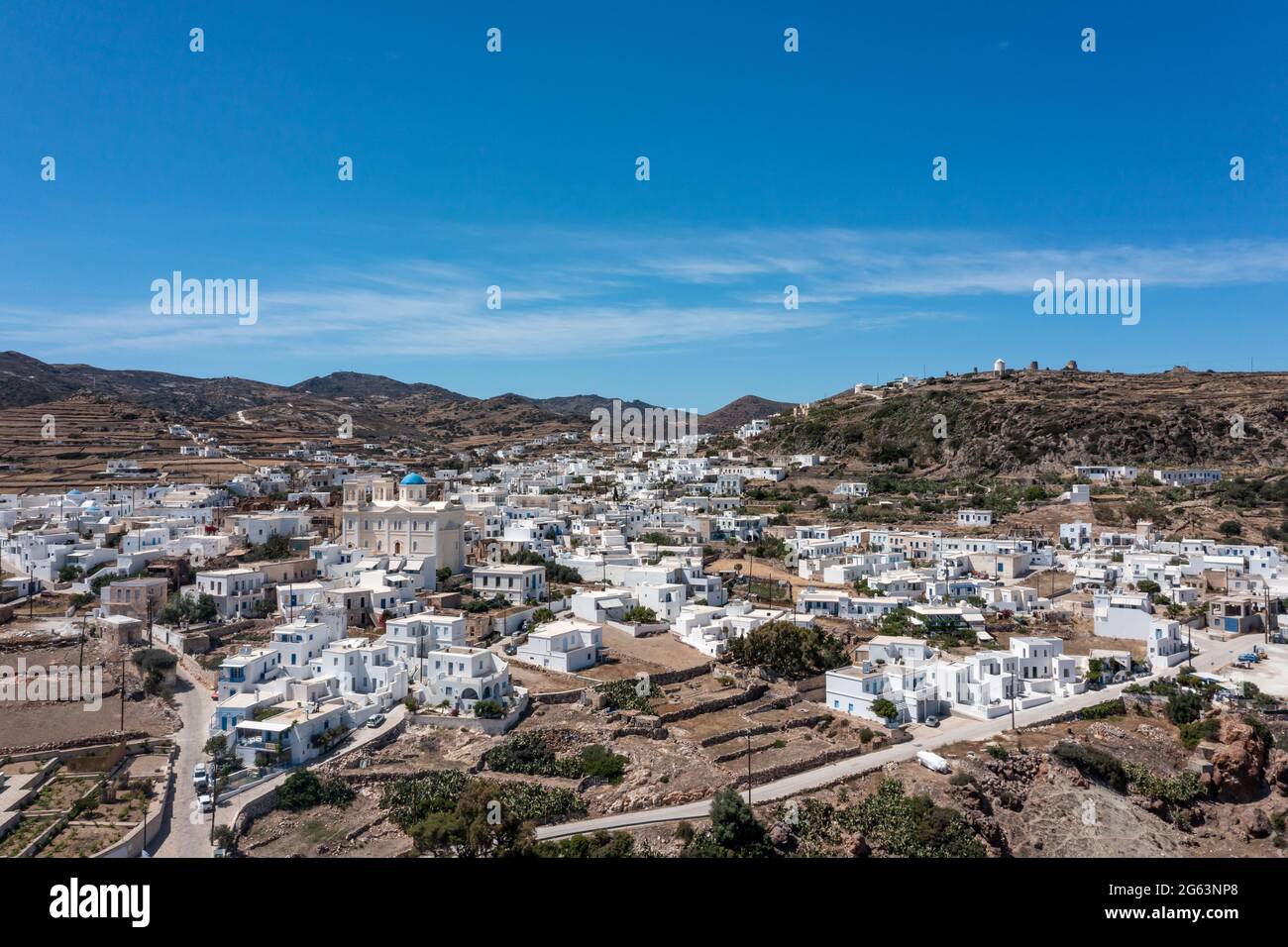 Griechenland, Kimolos Chora Chorio Luftdrohnenansicht. Kykladen-Inseln. Felsige Landschaft, traditionelle, weiß getünchte Gebäude der Kykladen, sonniger Tag, blauer Himmel Stockfoto