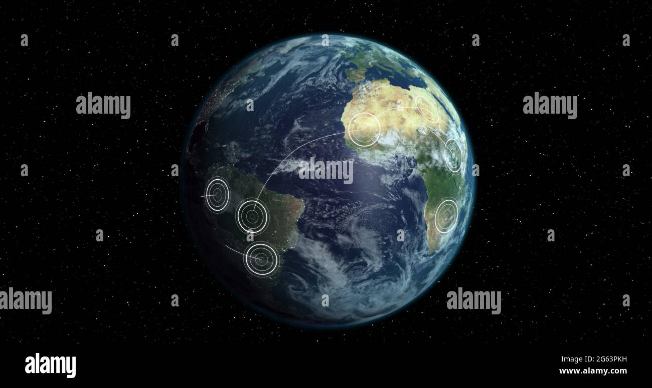 Drehender Globus mit strahlenden weißen konzentrischen Kreisen, die sich zwischen Territorien auf schwarzem Backgro ausbreiten Stockfoto