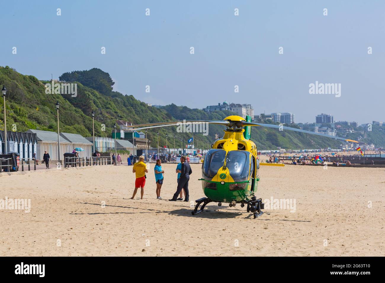 Bournemouth, Dorset, Großbritannien. 2. Juli 2021 Hampshire & Isle of Wight Air Ambulance Hubschrauber landet auf Alum Chine Beach, Bournemouth, um einen medizinischen Zwischenfall auf der Klippe zu besuchen. Kredit: Carolyn Jenkins/Alamy Live News Stockfoto