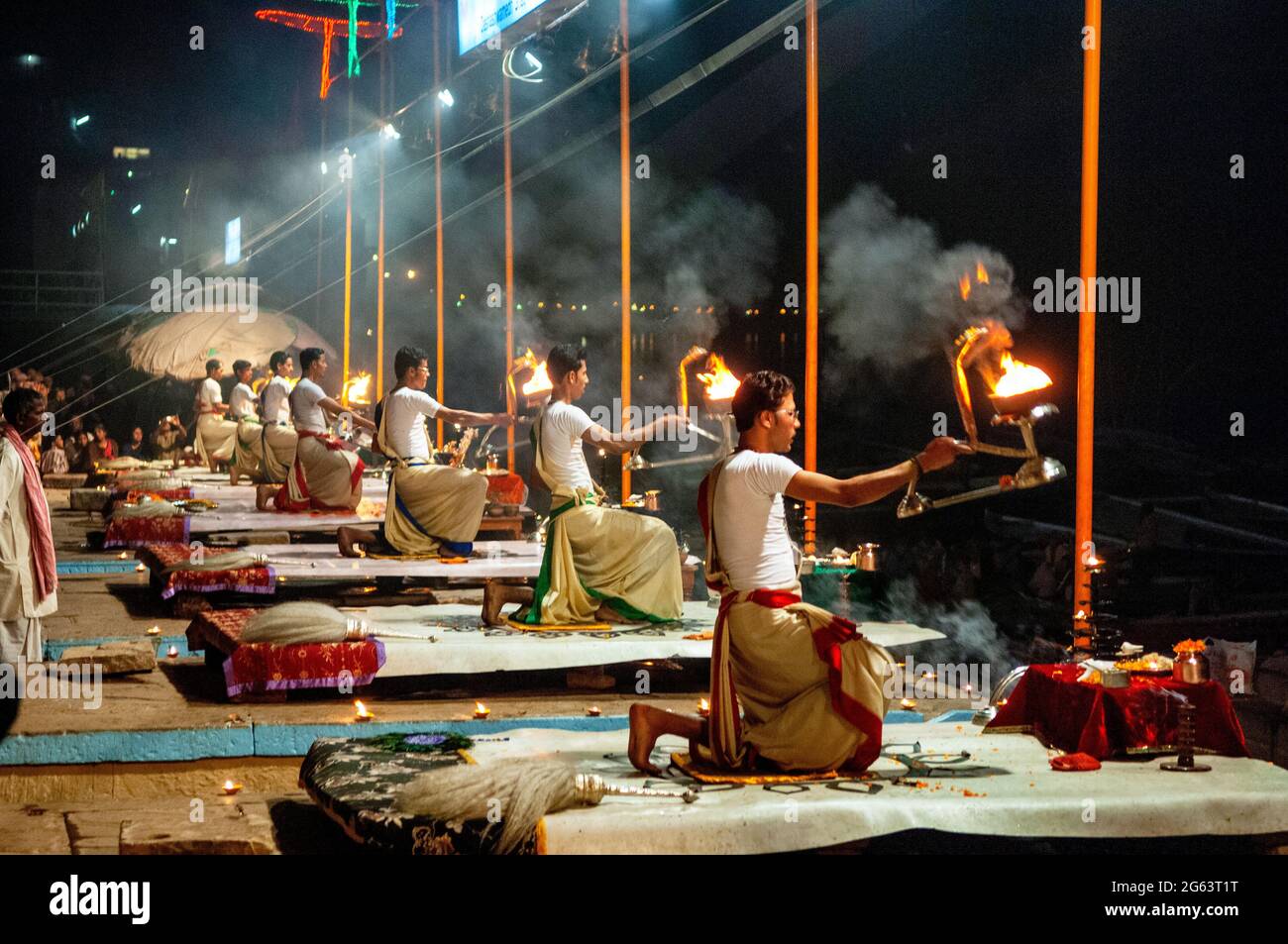 Die nächtliche ganga aanti Zeremonie in Dashashwamedh Ghat mit Priestern, rituellen Deepam Aligt und vielen Touristen am Fluss ganges, Varanasi, Indien, statt Stockfoto