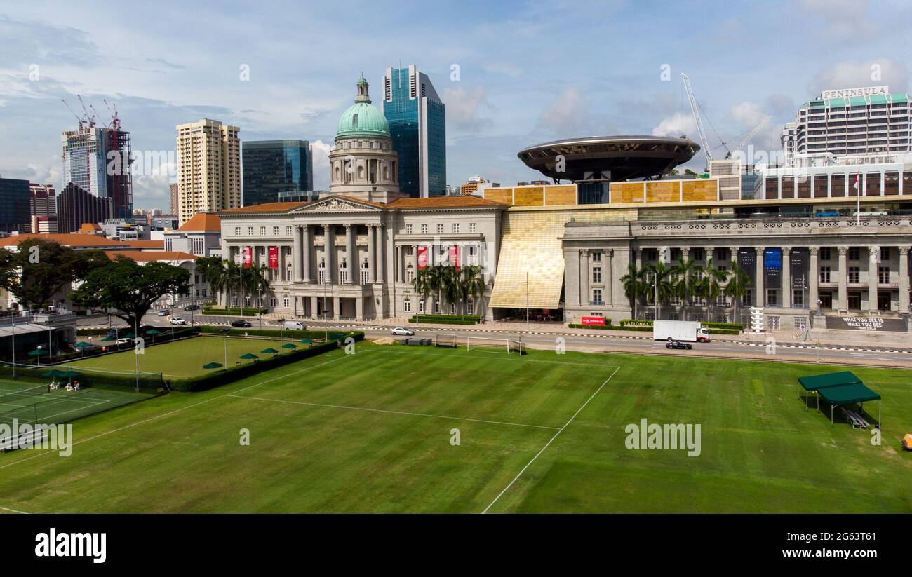Central Padang Sports Area in Singapur mit Gebäuden im Finanzdistrikt hinter dem Hotel. Stockfoto