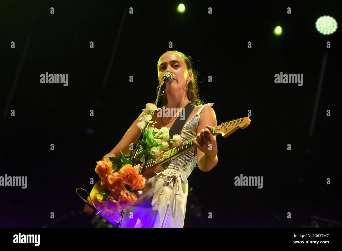 Ana Garcia von der spanischen Indie-Rock-Band (Hinds) spielt live auf der Bühne während des Vida Festivals 2021.Vida 2021, ein internationales Festival, das drei Tage lang in der Stadt Vilanova i la Geldru (Barcelona) stattfindet und das mit mehr als 50 Live-Performances Autorenmusik, Pop, Rock, Elektronische und Indie-Musik. Das Festival Vida 2021 versucht, Musik, Natur, Meer, Kunst und Gastronomie in einem bukolischen Rahmen in mehreren Etappen am gleichen Ort zu erleben. (Foto von Ramon Costa/SOPA Images/Sipa USA) Quelle: SIPA USA/Alamy Live News Stockfoto