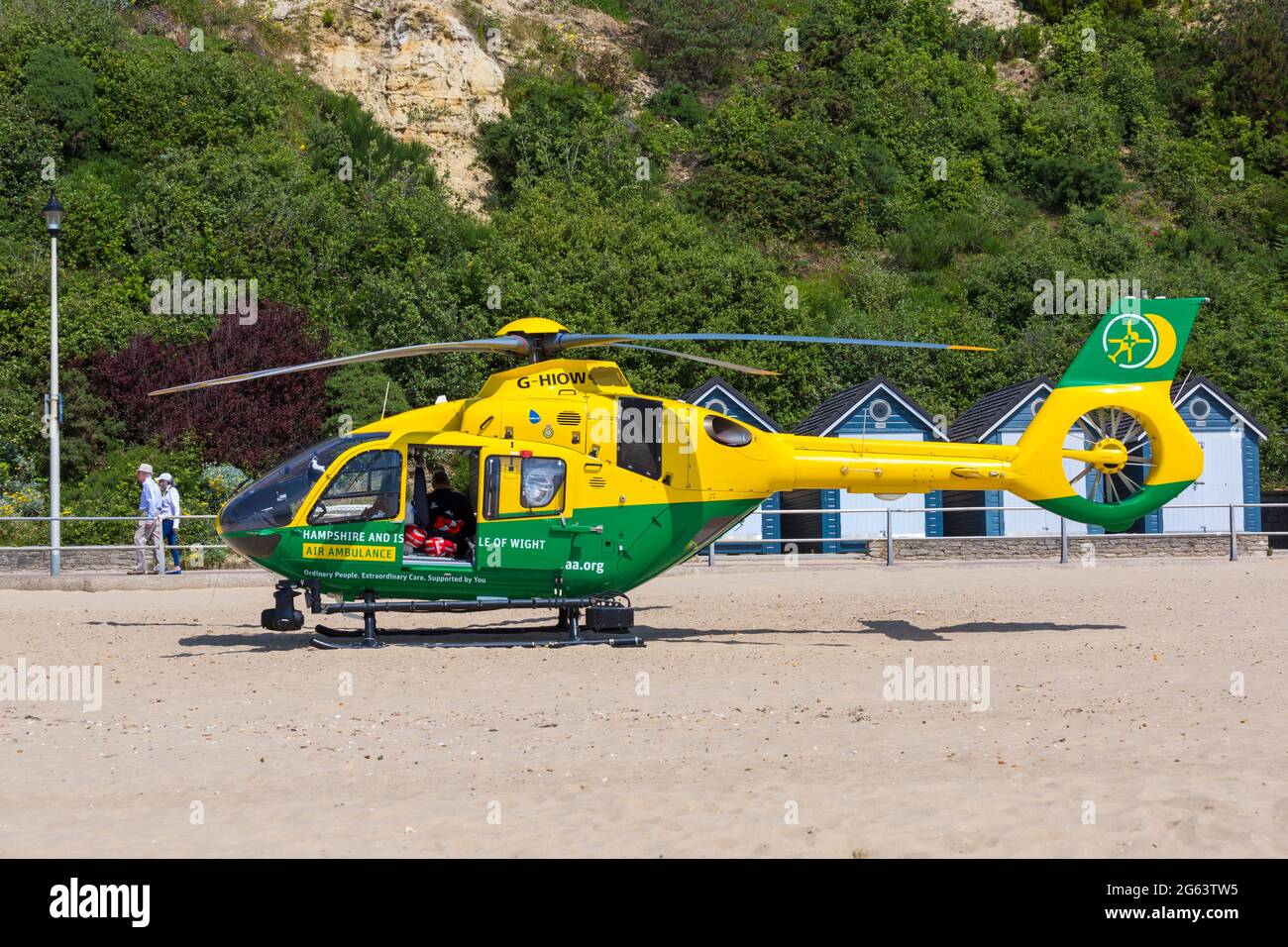 Bournemouth, Dorset, Großbritannien. 2. Juli 2021 Hampshire & Isle of Wight Air Ambulance Hubschrauber landet auf Alum Chine Beach, Bournemouth, um einen medizinischen Zwischenfall auf der Klippe zu besuchen. Kredit: Carolyn Jenkins/Alamy Live News Stockfoto