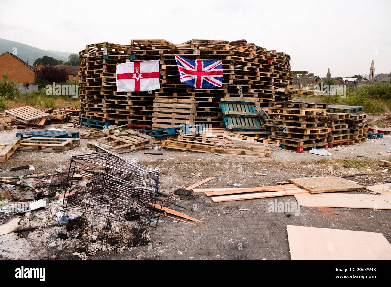 Lagerfeuer auf dem Lanark Way, Belfast, Nordirland. Bilddatum: 1. Juli 2021 Stockfoto