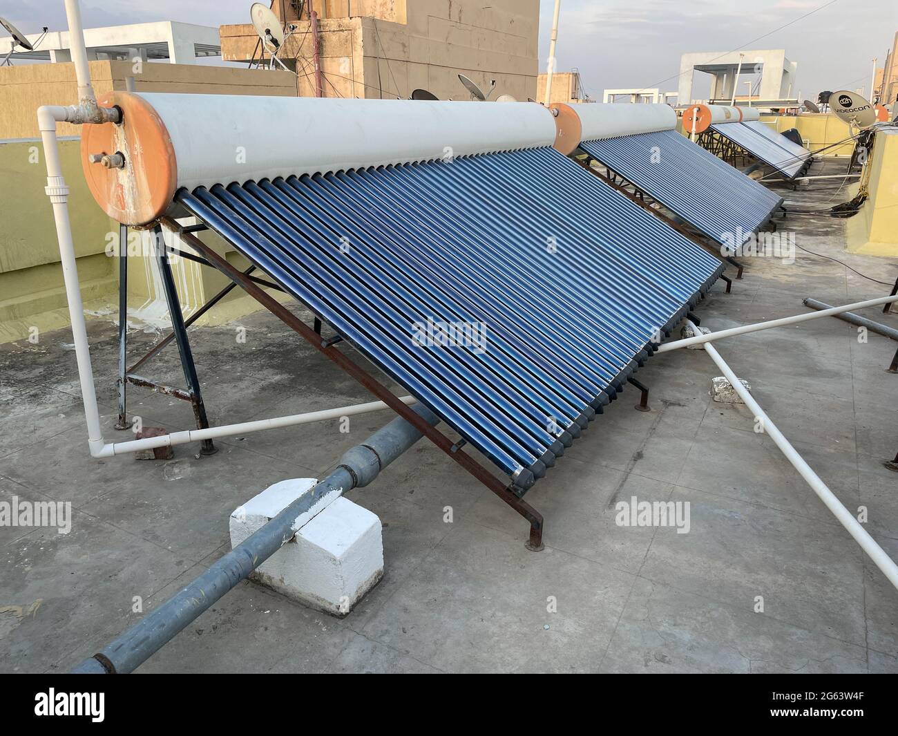 Solarpanel-Röhren, die am 30. Juni 2021 in Bengaluru India zur Energieeinsparung und als alternative Energiequelle auf Dachflächen installiert wurden Stockfoto