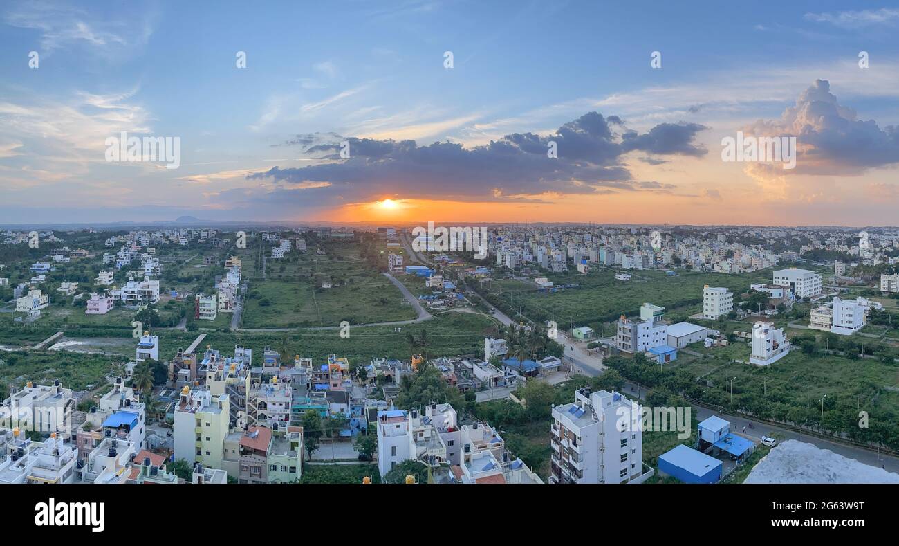Abendansicht der Stadtlandschaft von Bangalore in Indien bei Sonnenuntergang am 30. Juni 2021 Stockfoto