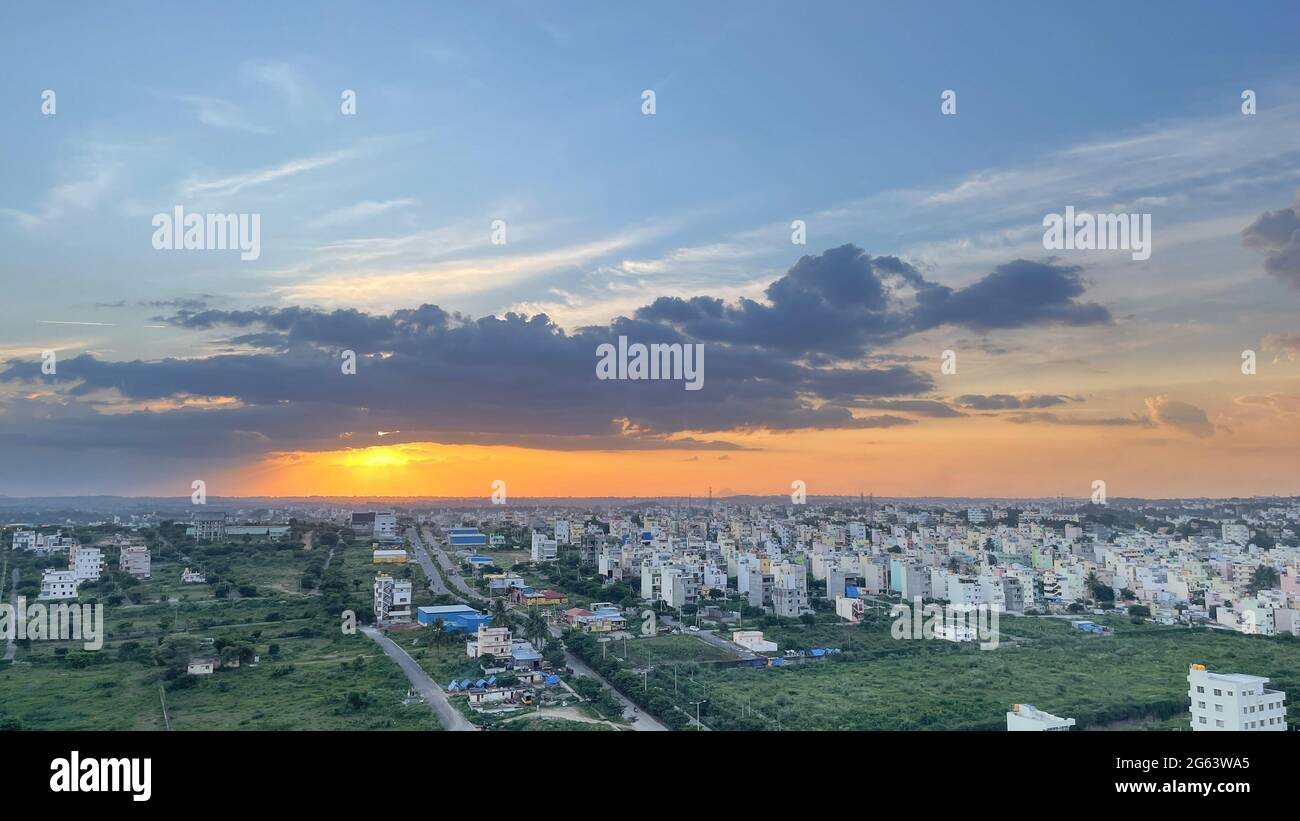 Abendansicht der Stadtlandschaft von Bangalore in Indien bei Sonnenuntergang am 30. Juni 2021 Stockfoto