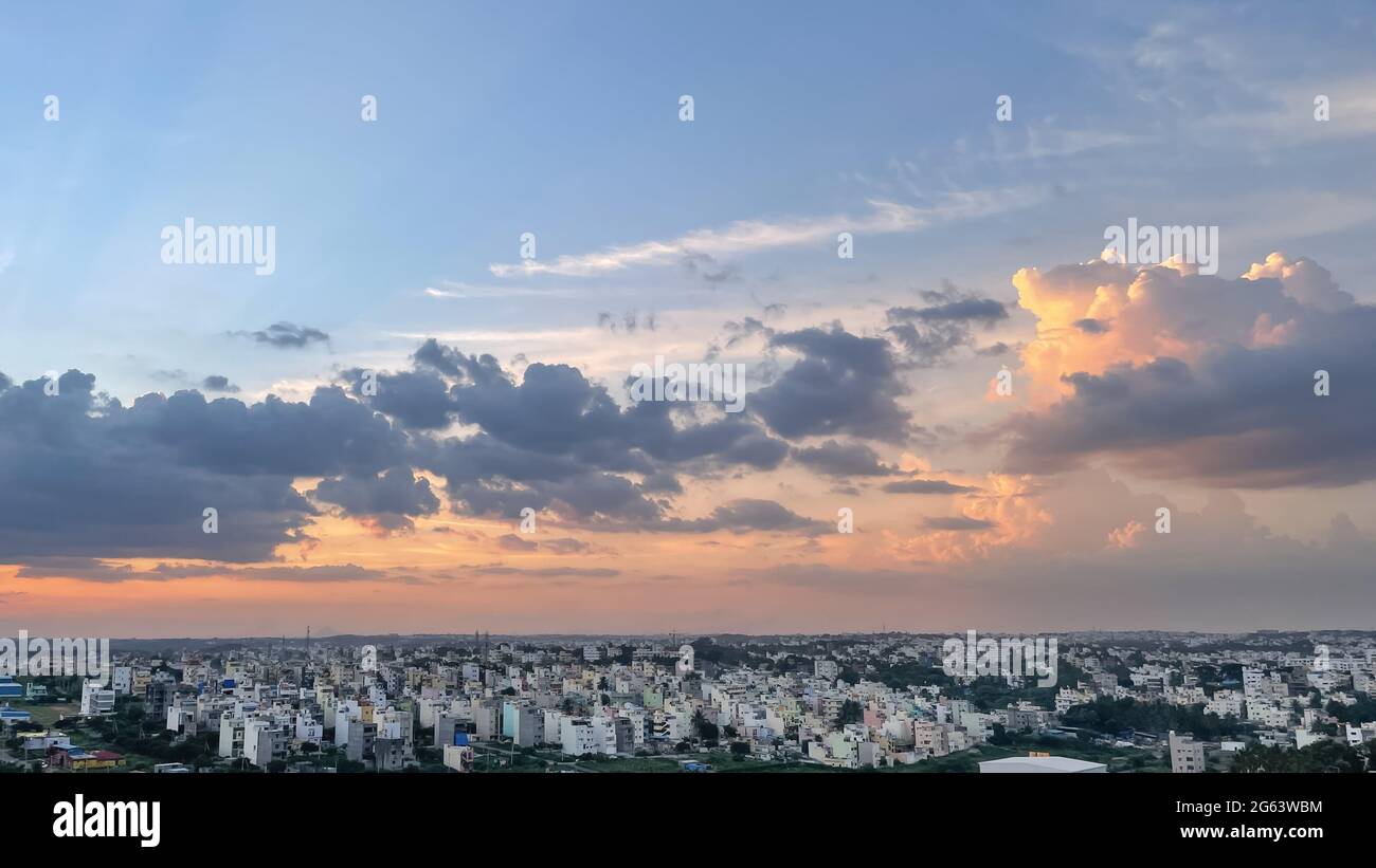 Abendansicht der Stadtlandschaft von Bangalore in Indien bei Sonnenuntergang am 30. Juni 2021 Stockfoto