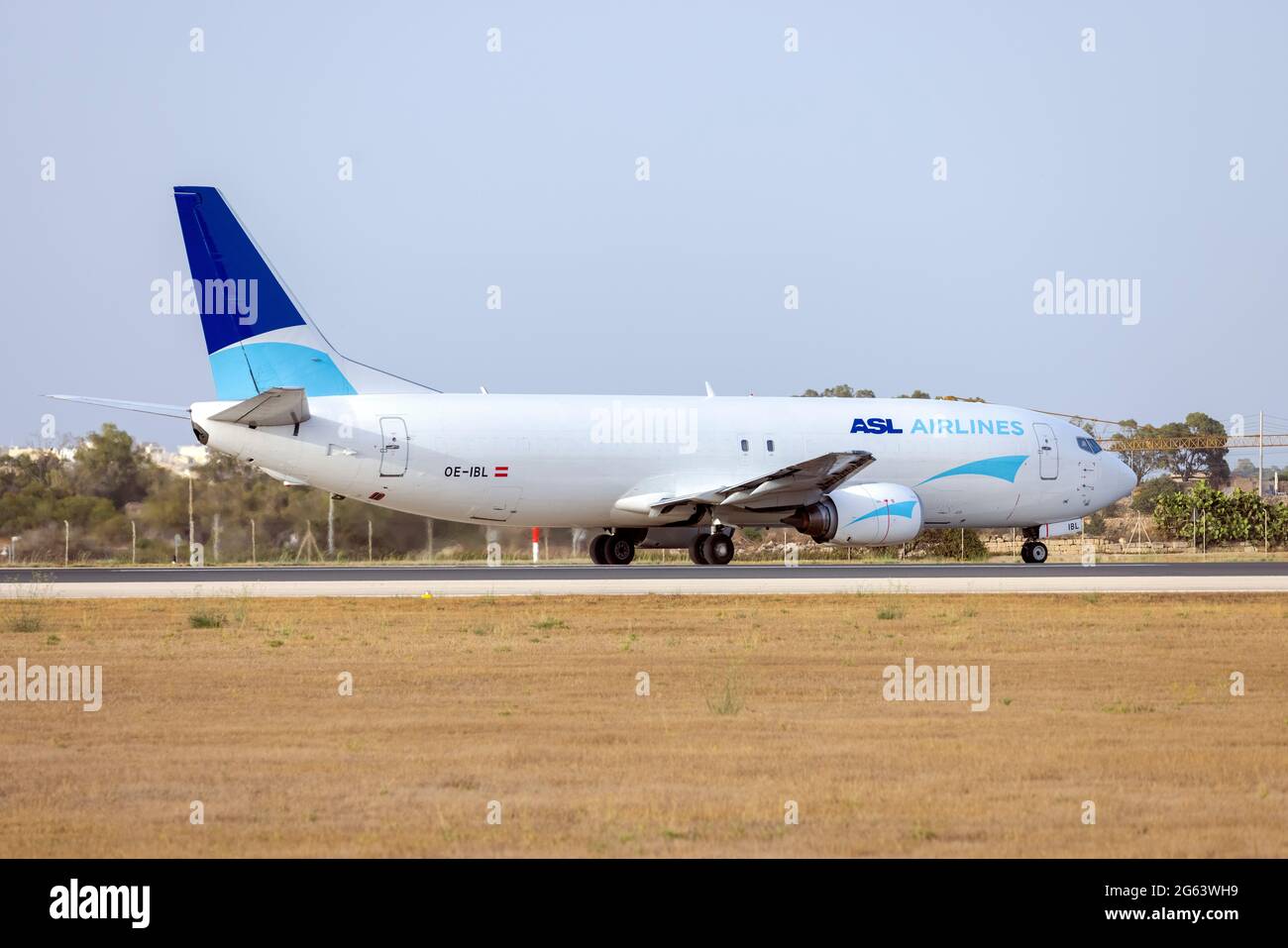 ASL Airlines Boeing 737-490(SF) (Reg.: OE-IBL) Frachter, der eine 180-Grad-Drehung auf der Start-und Landebahn macht. Stockfoto
